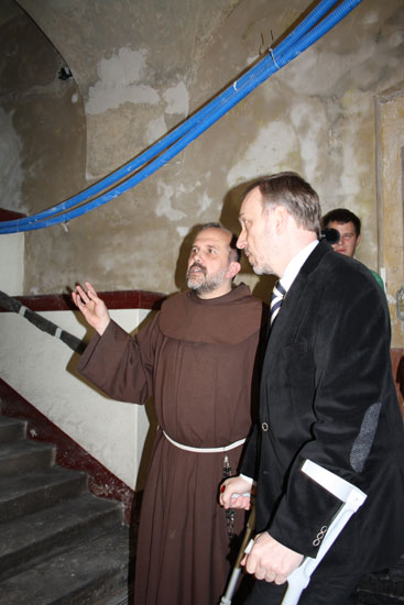 Minister Kultury i Dziedzictwa Narodowego Bogdan Zdrojewski odwiedził Alwernię, gdzie w marcu tego roku spłonęły zabytkowe zabudowania klasztorne.