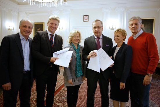 Podpisanie umowy na dofinansowanie kwotą 5,6 mln zł przebudowy dawnego kina Bajka na siedzibę Teatru Kwadrat w Warszawie. fot. Danuta Matloch