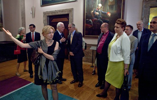 Po otwarciu,
 wystawę zwiedziła minister Małgorzata Omilanowska. fot.: Wojciech Rogowicz