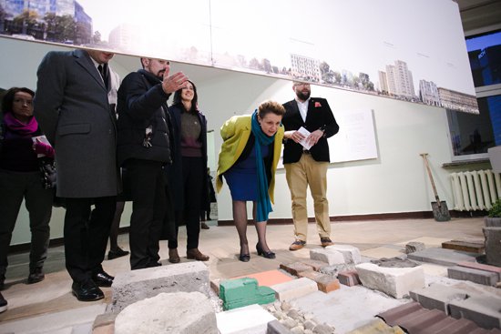 Zdjęcie z otwarcia wystawy Spór o odbudowę z udziałem minister kultury Małgorzaty Omilanowskiej.  autor zdjęcia: Danuta Matloch