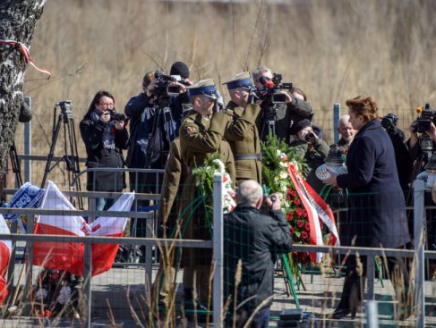 Minister kultury Małgorzata Omilanowska składa kwiaty i znicze w miejscu katastrofy prezydenckiego samolotu w Smoleńsku. 
PAP/Radek Pietruszka