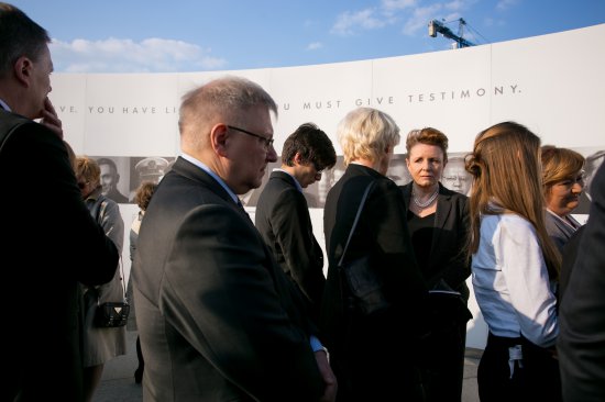 Minister Kultury i Dziedzictwa Narodowego prof. Małgorzata Omilanowska zwiedziła wystawę 11 kwietnia br. fot. Danuta Matloch