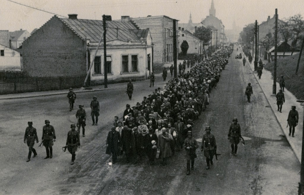 Na zdjeciu: Więźniowie I transportu na ulicach Tarnowa. Fot: Holocaust History Archive - Noordwijk,
 the Netherlands