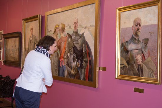 Na zdjęciu: Wiceminister Magdalena Gawin w trakcie wizyty w Muzeum Narodowym w Kielcach.