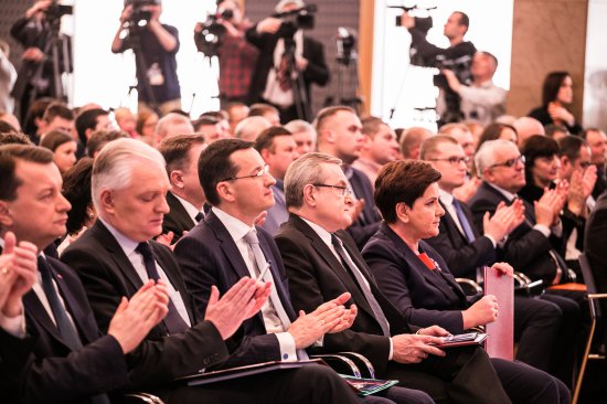 Na zdjęciu: Pani Premier Beata Szydło w otoczeniu ministrów