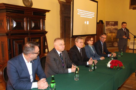 Na zdjęciu: podpisanie umowy pomiędzy Ministrem Kultury i Dziedzictwa Narodowego oraz Marszałkiem Województwa Świętokrzyskiego