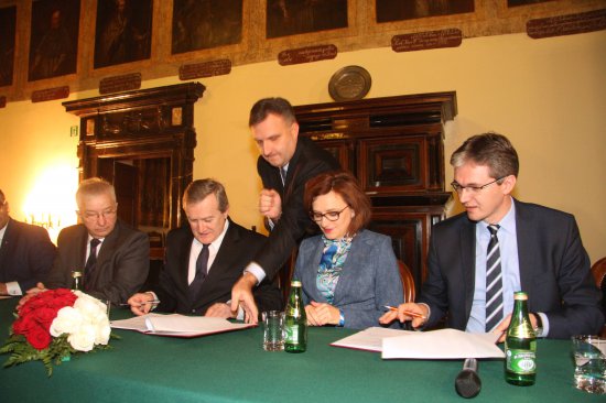 Na zdjęciu: Podpisanie umowy w Pałacu Biskupim w Kielcach