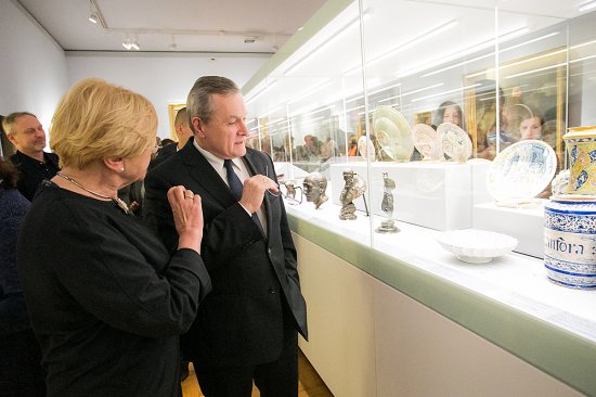Na zdjęciu: Minister Piotr Gliński podczes zwiedzania ekspozycji w Muzeum Narodowym w Warszawie