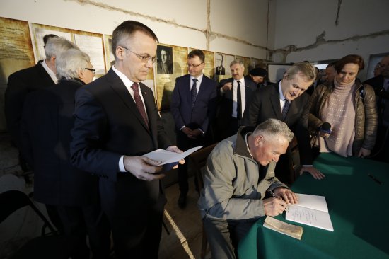 na zdjęciu: Podpisanie umowy w sprawie prowadzenia jako wspólnej instytucji kultury pod nazwą Muzeum Żołnierzy Wyklętych w Ostrołęce. autor zdjęcia: Danuta Matloch 