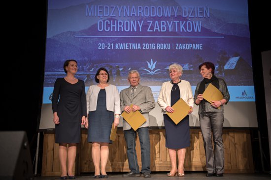 Na zdjęciu: Minister Magdalena Gawin z laureatami konkursu „Zabytek Zadbany”. Fot. Narodowy Instytut Dziedzictwa