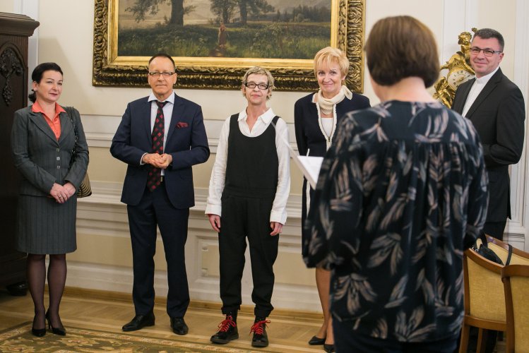 Na zdjęciu: Wiceminister Magdalena Gawin wraz z odznaczonymi twórcami. autor zdjęcia: Danuta Matloch