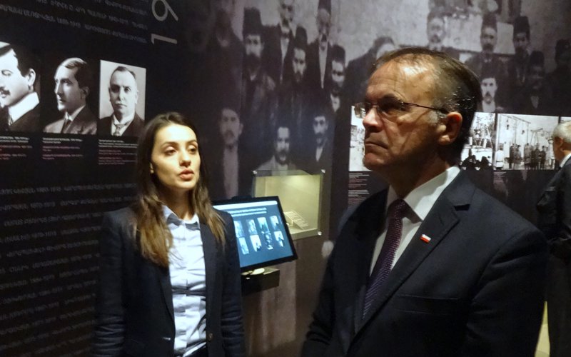 Na zdjęciu: Wiceminister Jarosław Sellin w Muzeum Zagłady (Genocydu). autor zdjęcia Dorota Janiszewska-Jakubiak/ MKiDN