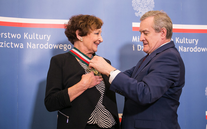 Ewa Dałkowska otrzymuje Złoty Medal Zasłużony Kulturze Gloria Artis z rąk ministra kultury Piotra Glińskiego. autor zdjęcia: Danuta Matloch
