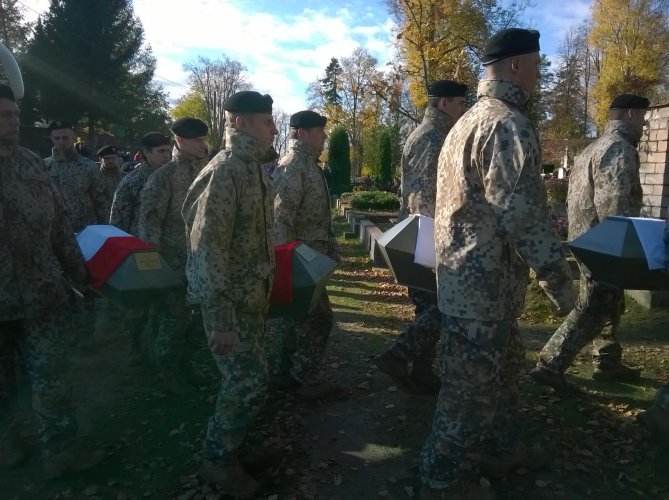 Jarosław Sellin na uroczystościach pogrzebowych żołnierzy Wojska Polskiego 