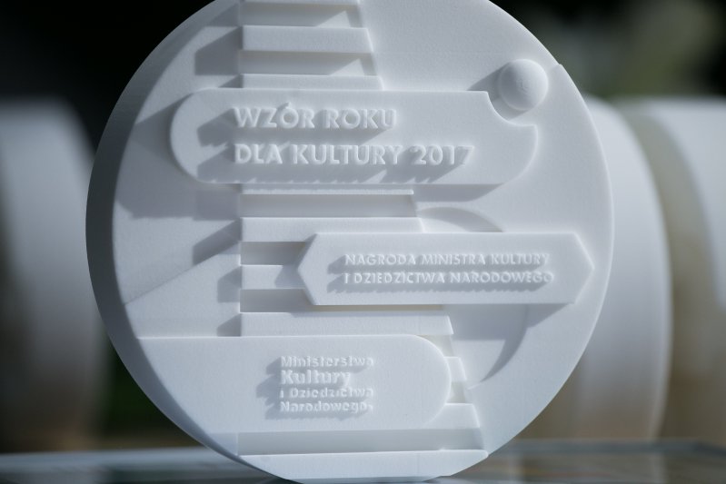 Minister Piotr Gliński wręcza nagrodę Wzór Roku dla Kultury. autor zdjęcia: Danuta Matloch