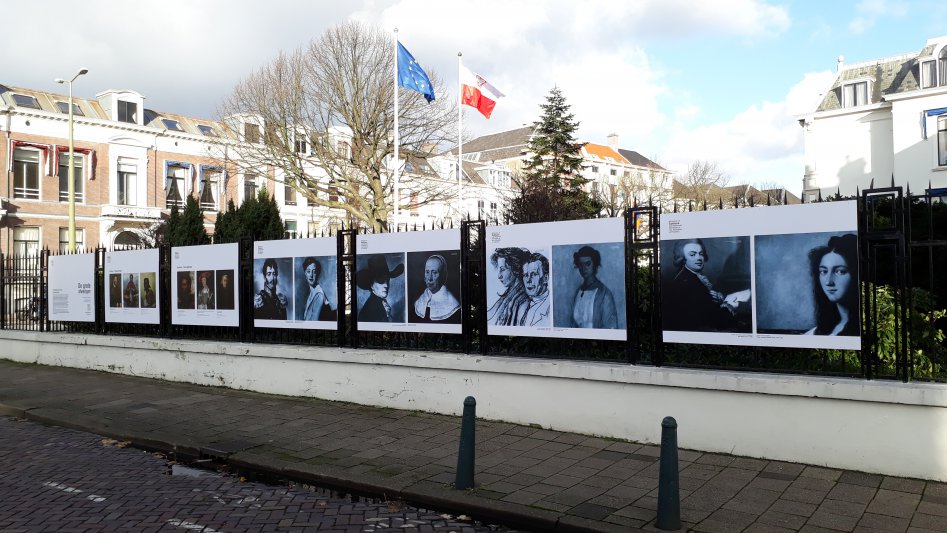 Na zdjęciu: wystawa plenerowa „Wielcy Nieobecni” poświęconą polskim stratom wojennym z dziedziny sztuk pięknych