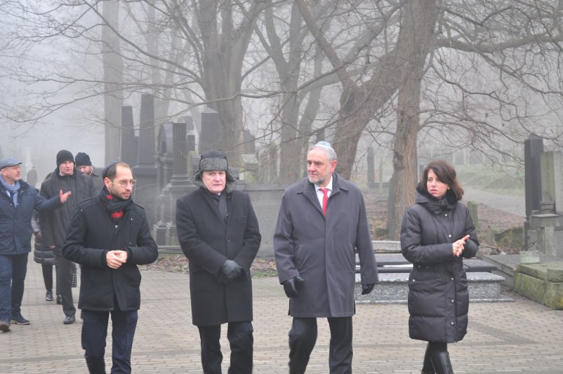 Na zdjęciu: wicepremier Gliński i dyrektor Generalny Światowego Kongresu Żydów zwiedzają Cmentarz Żydowski