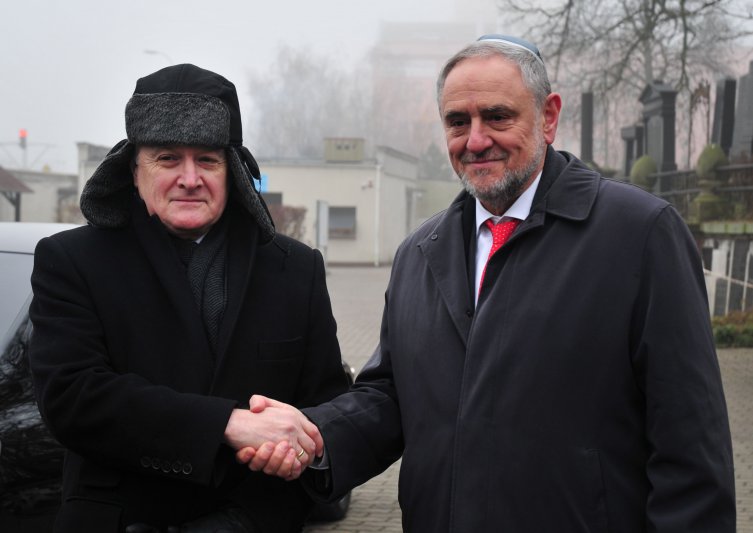 Na zdjęciu: wicepremier Gliński i dyrektor Generalny Światowego Kongresu Żydów zwiedzają Cmentarz Żydowski
