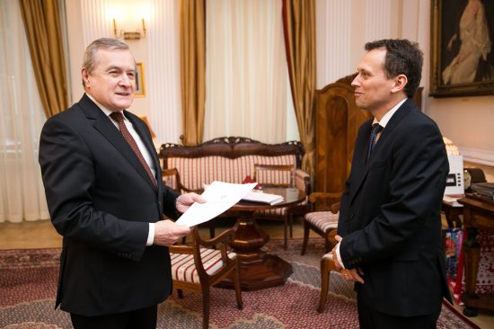 Na zdjęciu: Minister Piotr Gliński wręcza powołanie na stanowisko dyrektora Narodowego Centrum Kultury,
 Rafałowi Wiśniewskiemu