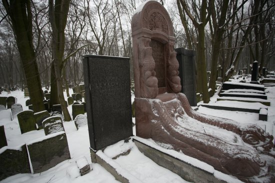 Na zdjęciu: nagrobki, Cmentarz Żydowski na Woli