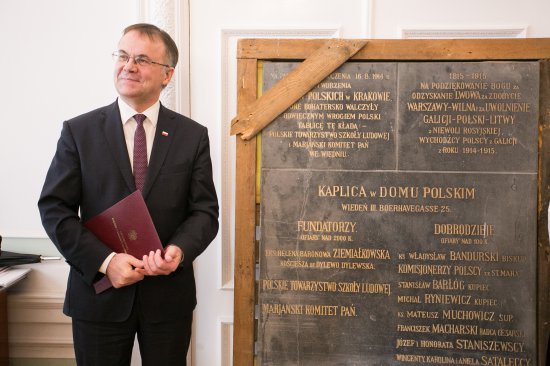 Na zdjęciu: Minister Jarosław Sellin przy tablicy pamiątkowej z dawnego Domu Polskiego w Wiedniu