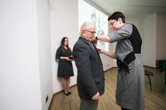 Na zdjęciu: Wiceminister Wanda Zwinogrodzka wręcza Brązowe Medale Zasłużony Kulturze Gloria Artis