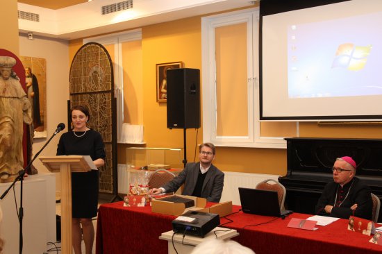 Na zdjęciu: wiceminister kultury i dziedzictwa narodowego prof. Magdalena Gawin podczas odbywającej się w Łomży konferencji „Muzealnictwo i ochrona dziedzictwa kulturowego”.