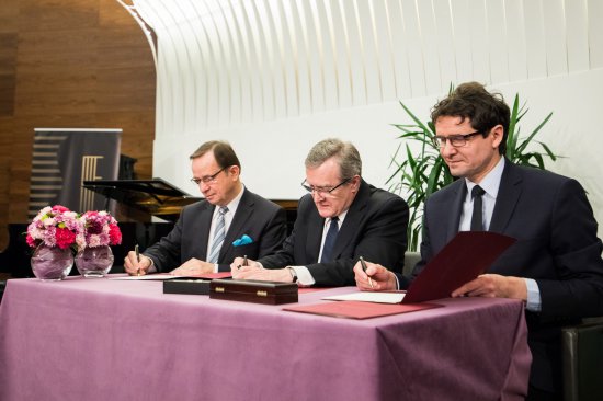 Na zdjęciu: Uroczyste podpisanie umowy o współprowadzeniu Filharmonii Podkarpackiej w Rzeszowie,
 przez MKiDN oraz Województwo Podkarpackie