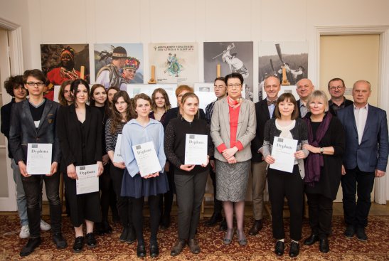Na zdjęciu: wiceminister kultury i dziedzictwa narodowego Wanda Zwinogrodzka wręcza nagrody laureatom konkursu plastycznego