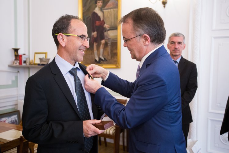Wręczenie odznak przez wiceministra Jarosława Sellina