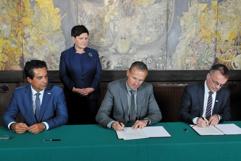 Na zdjęciu: podpisanie umowy o współprowadzeniu przez Ministra Kultury i Dziedzictwa Narodowego oraz Powiat Oświęcimski Muzeum Pamięci Mieszkańców Ziemi Oświęcimskiej