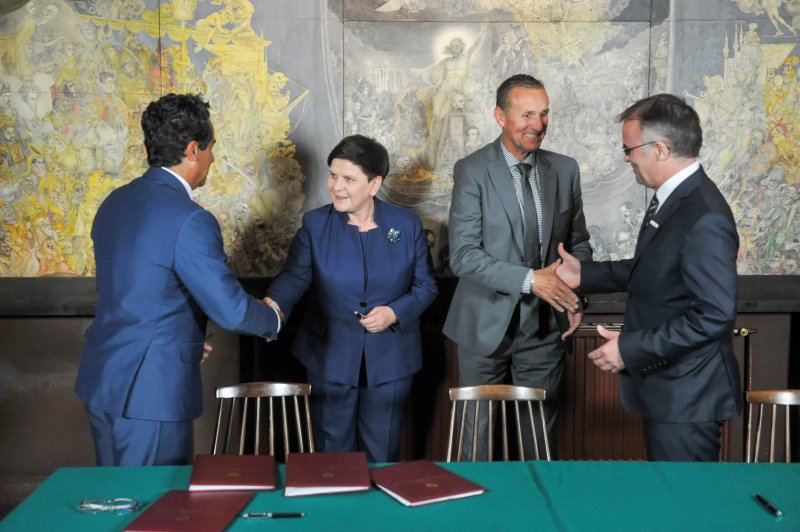 Na zdjęciu: podpisanie umowy o współprowadzeniu przez Ministra Kultury i Dziedzictwa Narodowego oraz Powiat Oświęcimski Muzeum Pamięci Mieszkańców Ziemi Oświęcimskiej