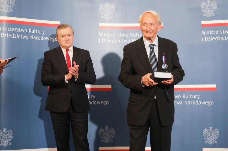 Na zdjęciu: laureat odznaczenia Zasłużony dle Kultury Polskiej Gloria Artis