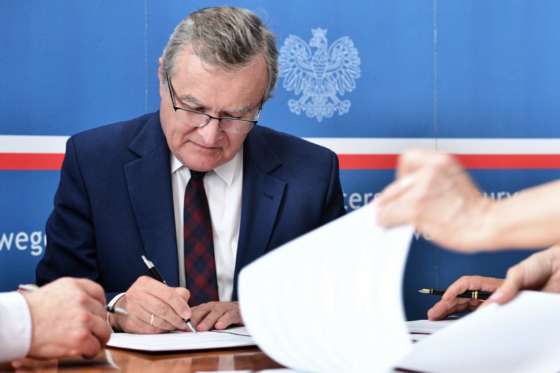 Na zdjęciu wicepremier Piotr Gliński podpisuje list intencyjny autor zdjęcia Jacek Turczyk PAP