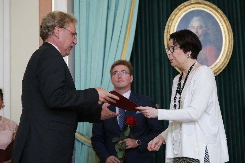 na zdjęciu wiceminister Zwinogrodzka wręcza nominację,
 autor zdjęcia Danuta Matloch
