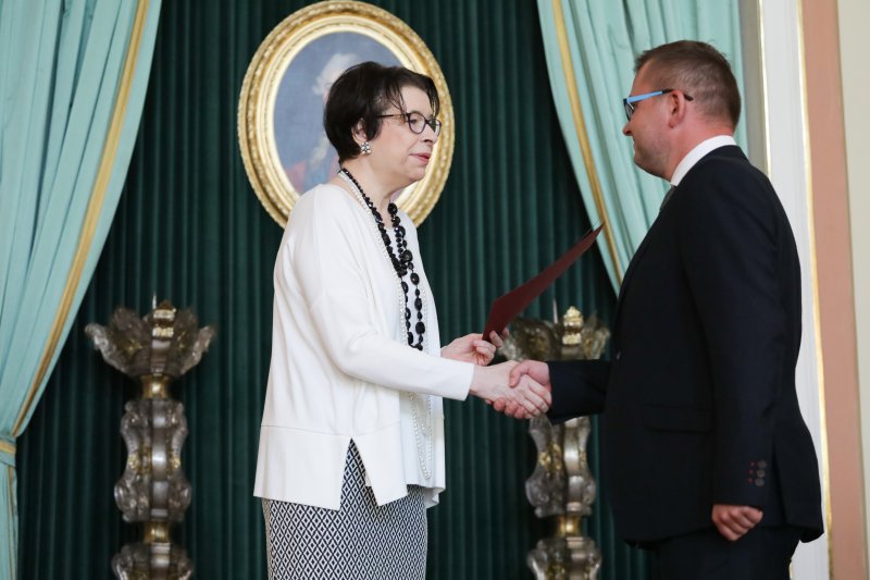 na zdjęciu wiceminister Zwinogrodzka wręcza nominację,
 autor zdjęcia Danuta Matloch