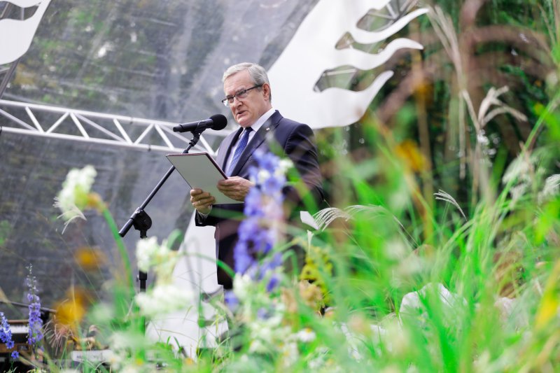 Na zdjęciu akcja Narodowe Czytanie - wicepremier Gliński przemawia.