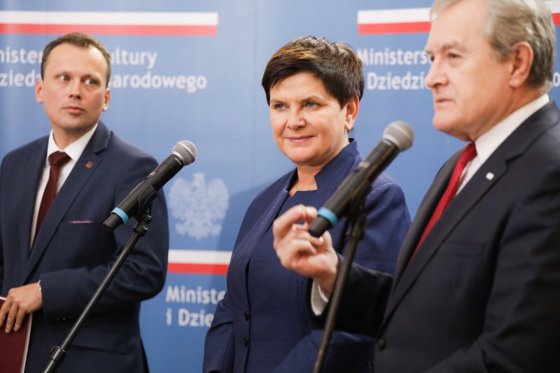 Na zdjęciu wicepremier Piotr Gliński,
 wicepremier Beata Szydło i dyrektor NCK Rafał Wiśniewski podczas wspólnej konferencji prasowej.
