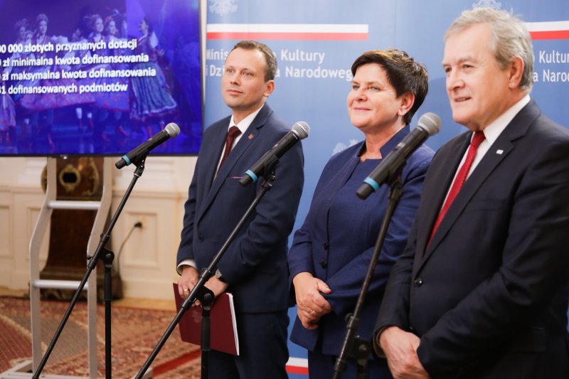 Na zdjęciu wicepremier Piotr Gliński,
 wicepremier Beata Szydło i dyrektor NCK Rafał Wiśniewski podczas wspólnej konferencji prasowej.