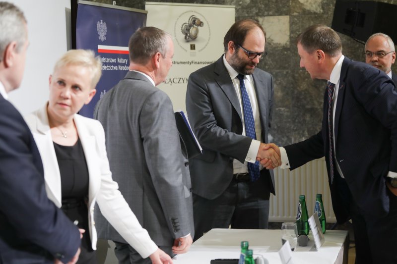 na zdjęciu przedstawiciele BGK i EFI oraz minister Lewandowski