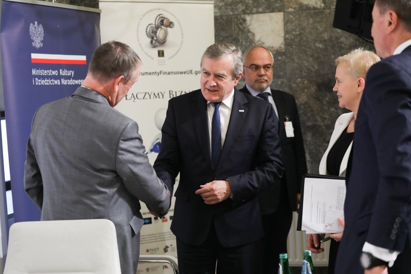 na zdjęciu przedstawiciele BGK i EFI oraz premier Gliński
