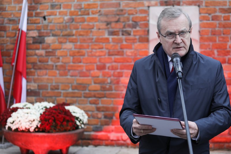 Na zdjęciu: Minister kultury odsłania pierwszą w Warszawie „Tablicę Pamięci”