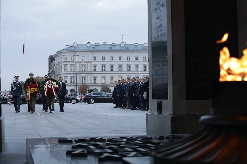 na zdjęciu kanclerz Niemiec i premier RP przed Grobem Nieznanego Żołnierza