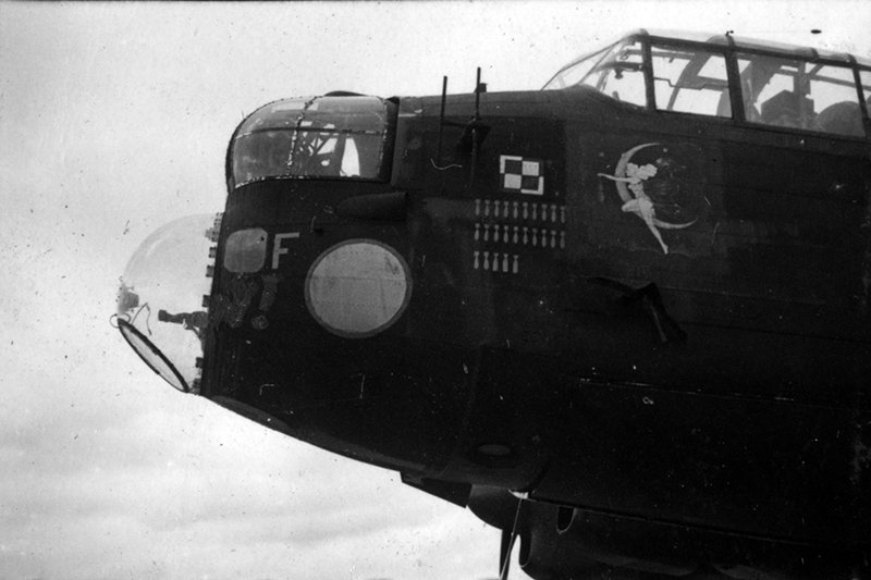 na zdjęciu 3)	Lancaster ME470 BH-F z 300 dywizjonu,
 w którym por. Mikołaj Kirkilewicz wykonał swój siódmy i przedostatni lot bojowy 