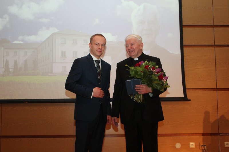 Na zdjęciu:  uroczystość odznaczenia Srebrnym Medalem „Gloria Artis pierwszego rektor UKSW”
