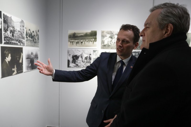 Na zdjęciu Minister Piotr Gliński na wernisażu wystawy Album rodzinny. Zdjęcia, które Żydzi zabrali ze sobą. autor zdjęcia Danuta Matloch 