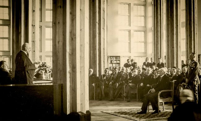 Na zdjęciu: Otwarcie Biblioteki Narodowej przy ul. Rakowieckiej,
 28 listopada 1930 roku. W obecności prezydenta RP Ignacego Mościckiego przemawia Stefan Demby,
 pierwszy dyrektor Biblioteki Narodowej.