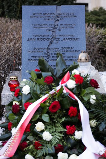Na zdjęciu: Wicepremier Gliński podczas Narodowego Dnia Pamięci Żołnierzy Wyklętych składa kwiaty przed tablicą ku czci Jana Rodowicza „Anody”