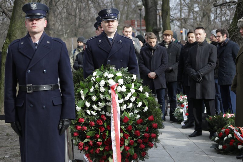 Na zdjęciu: Wicepremier Gliński podczas Narodowego Dnia Pamięci Żołnierzy Wyklętych składa kwiaty przed tablicą ku czci Jana Rodowicza „Anody”
