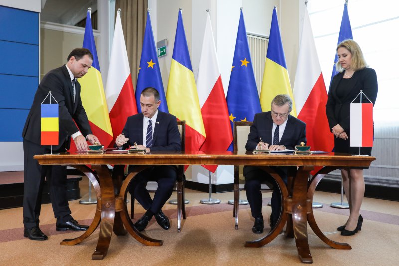 Na zdjęciu: Podpisanie umowy o grobach wojennych między Polską a Rumunią